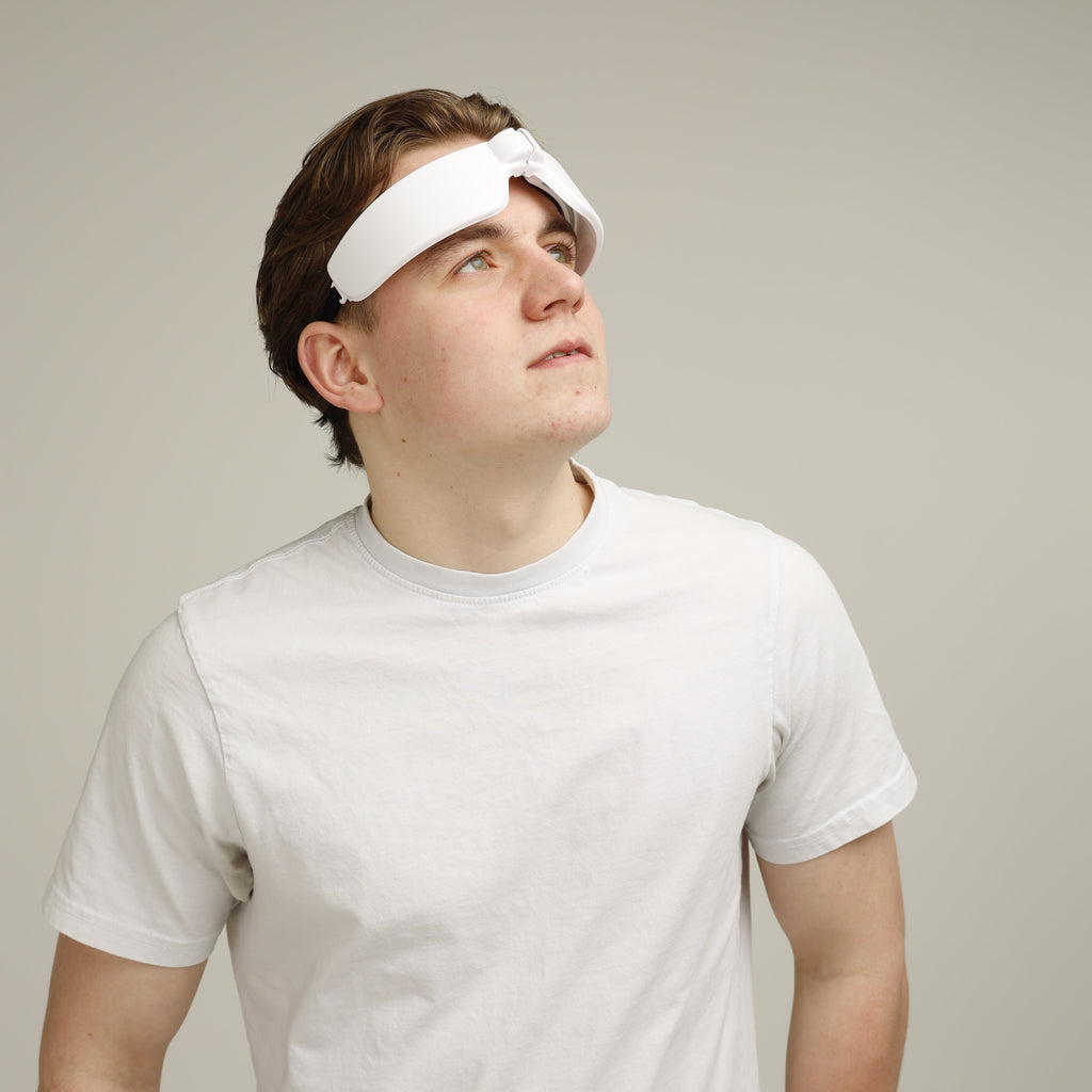 Man draagt Simpliva lichttherapiebril in de ochtend